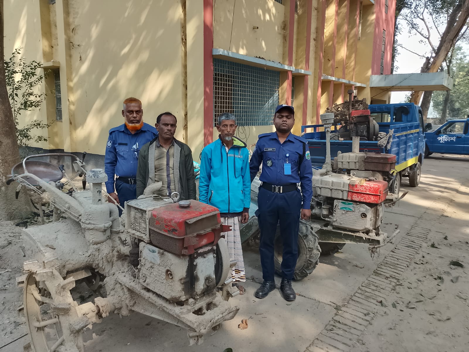 নওগাঁয় ট্রাক্টর–পাওয়ার টিলার চোর চক্রের বিরুদ্ধে বড় অভিযান চারটি পাওয়ার টিলার ও একটি পিকআপ উদ্ধার, গ্রেপ্তার ২
