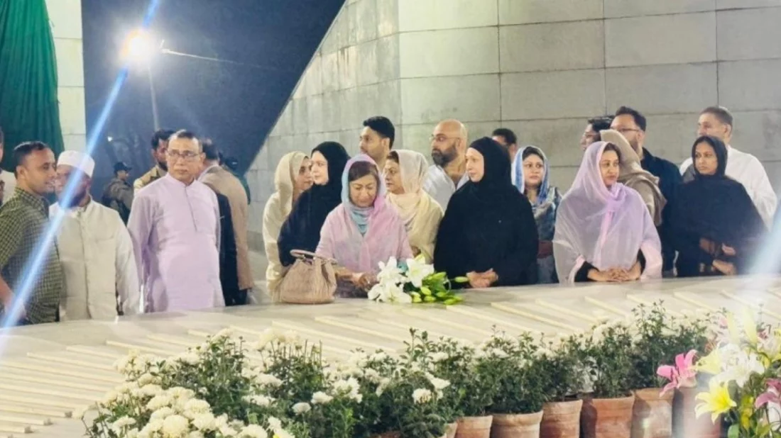 শবে বরাতে জিয়াউর রহমান ও খালেদা জিয়ার কবর জিয়ারত করলেন পরিবারের সদস্যরা