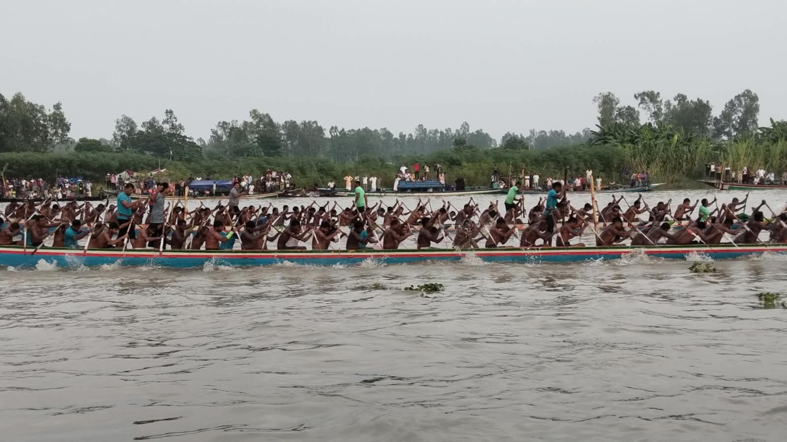 বেলকুচিতে তিন দিনব্যাপী ঐতিহ্যবাহী নৌকা বাইচের দ্বিতীয় দিন