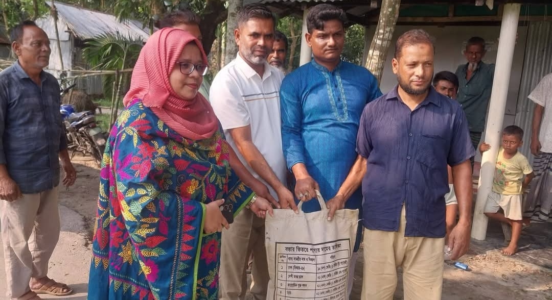 হোসেনপুরে ঝড়ে ক্ষতিগ্রস্তদের মাঝে ইউএনওর ত্রাণ বিতরণ
