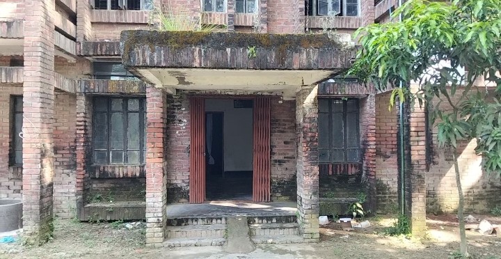কসবায় বায়েক উপ-স্বাস্থ্য কেন্দ্রের বেহাল দশা, ভোগান্তিতে রোগীরা।