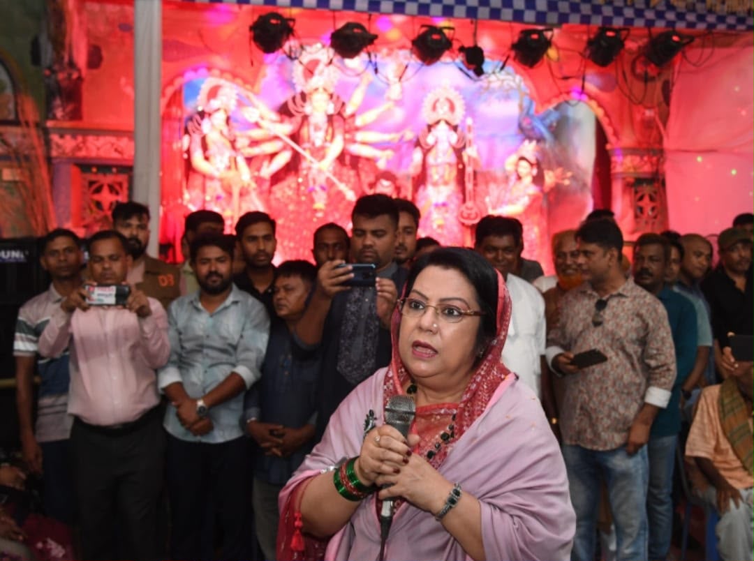 মানিকগঞ্জে ১২টি পূজামণ্ডপ পরিদর্শন, সনাতনীদের সঙ্গে শারদীয় শুভেচ্ছা বিনিময় ও অনুদান দিলেন খাদ্যমন্ত্রী আফরোজা খানম