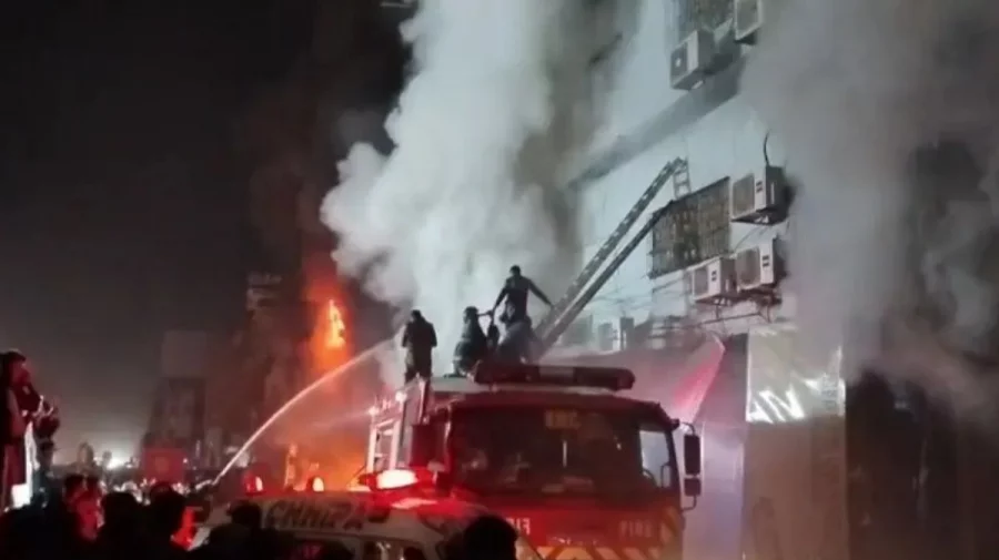 পাকিস্তানের করাচিতে শপিং মলে আগুন, হতাহত অনেক