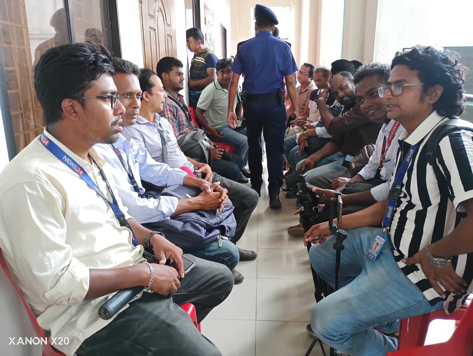 রাজবাড়ীতে মন্ত্রীর অনুষ্ঠানে ভেতরে ঢুকতে না পেরে সাংবাদিকদের ক্ষোভ