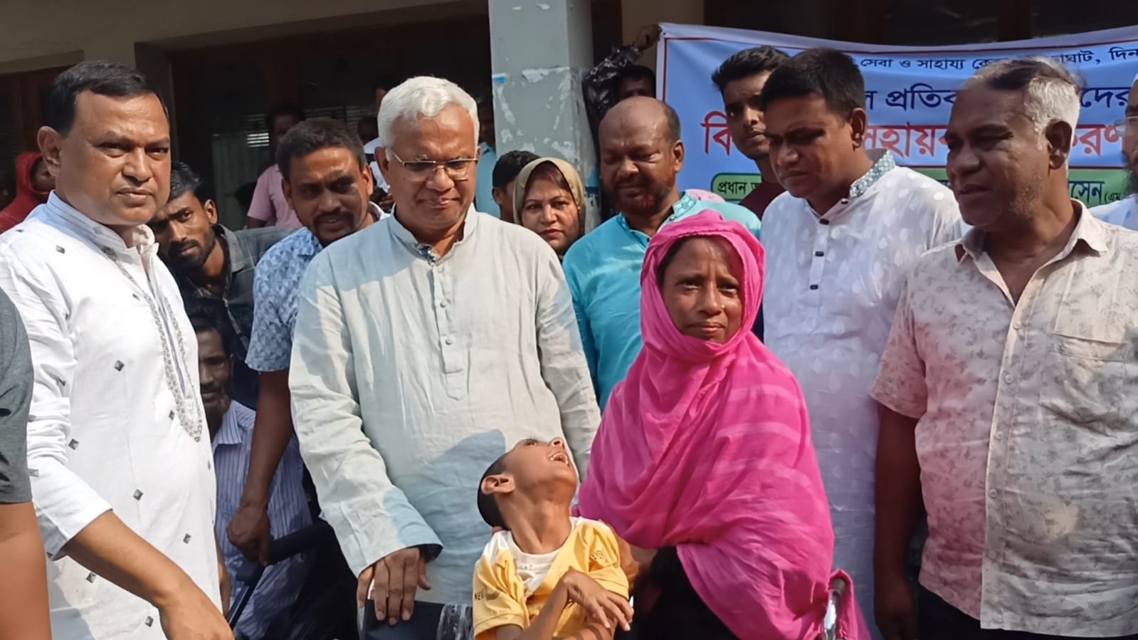 ঘোড়াঘাটে দুর্যোগে ক্ষতিগ্রস্তদের ঢেউটিন-জিআর চাল ও অসহায়দের বিশেষ অনুদানের চেক বিতরণ