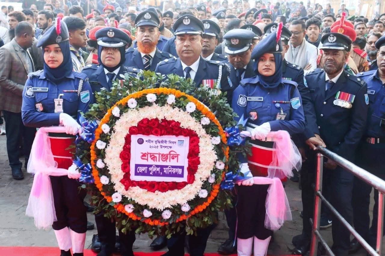 শহীদ মুক্তিযোদ্ধা স্মৃতিফলকে মানিকগঞ্জ জেলা পুলিশের শ্রদ্ধা নিবেদন