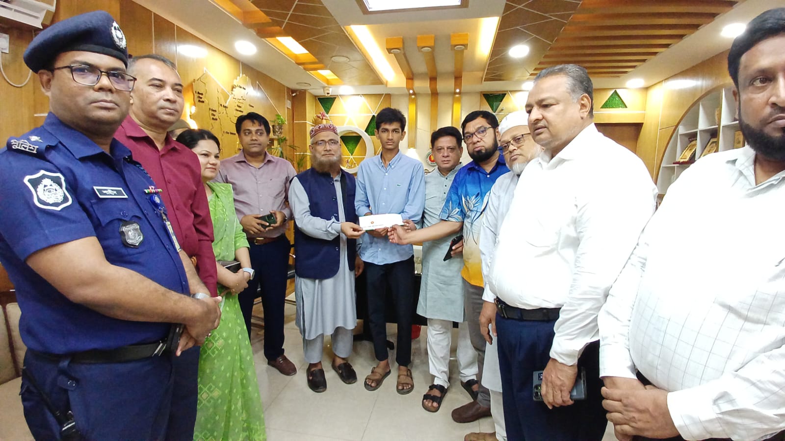 পরিবার হারানো সিফাতের পাশে উপজেলা প্রশাসন, পেল ১ লাখ টাকার সহায়তা
