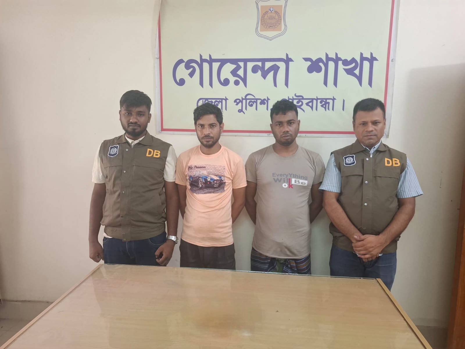 গাইবান্ধায় ইয়াবা সেবনের সময় দুজন গ্রেফতার