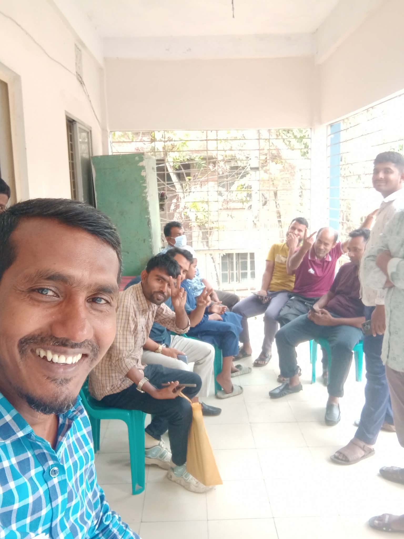 শ্রীপুরে ঈদ বোনাসের দাবিতে প্রাথমিক বিদ্যালয়ের দপ্তরিদের বিক্ষোভ