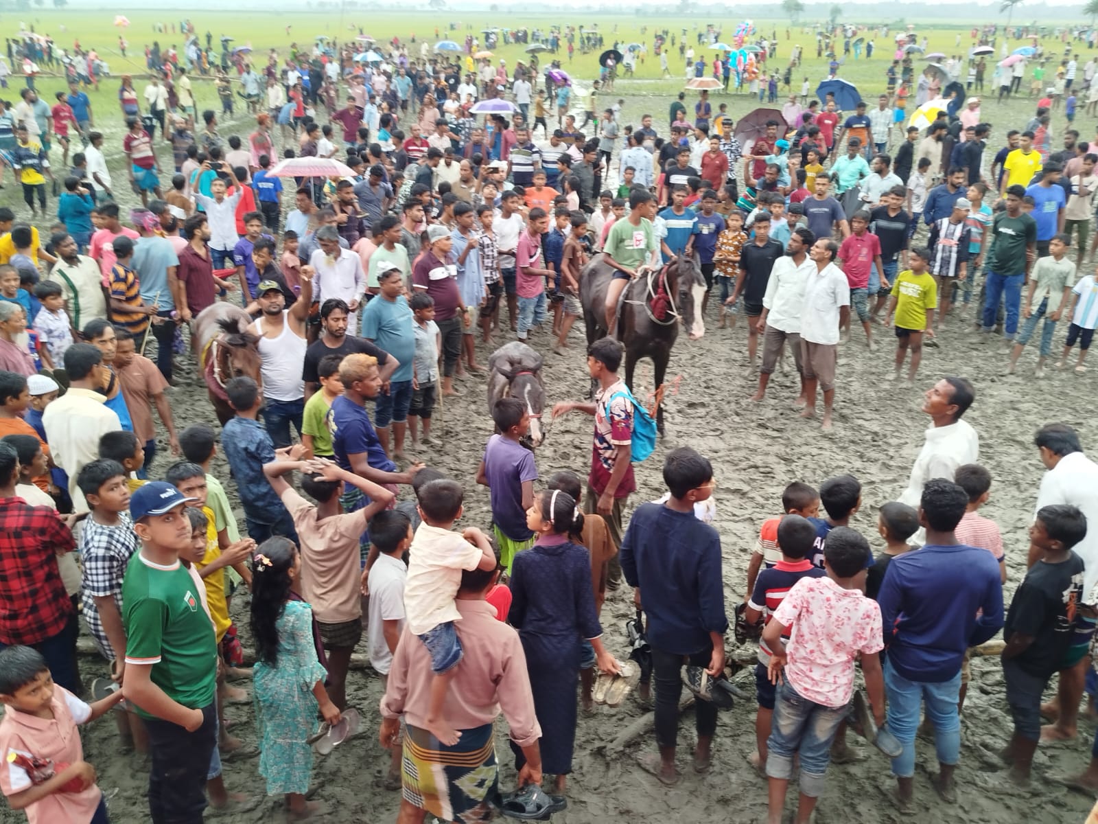 সাতক্ষীরায় কুশখালী ২৭তম ঘোড়দৌড় প্রতিযোগিতা তীব্র গরম উপেক্ষা করে হাজারো মানুষের ঢল, নগদ অর্থ পুরস্কার বিতরণ।