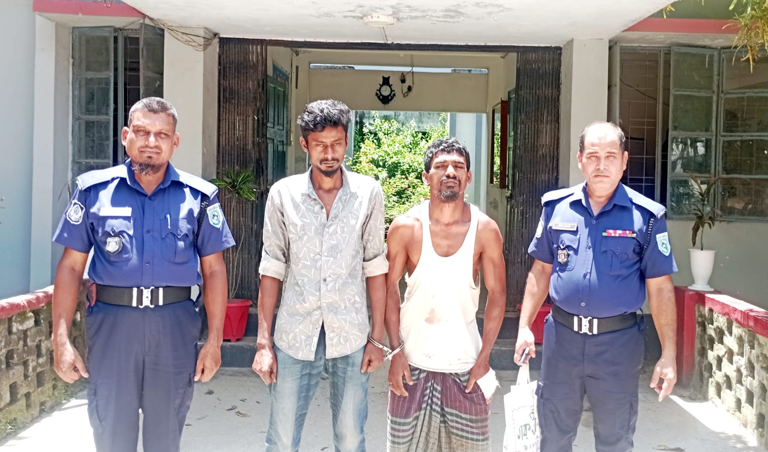 ঘোড়াঘাটে গরু চুরির চেষ্টা ব্যর্থ, গণধোলাইয়ের পর গ্রেপ্তার ২