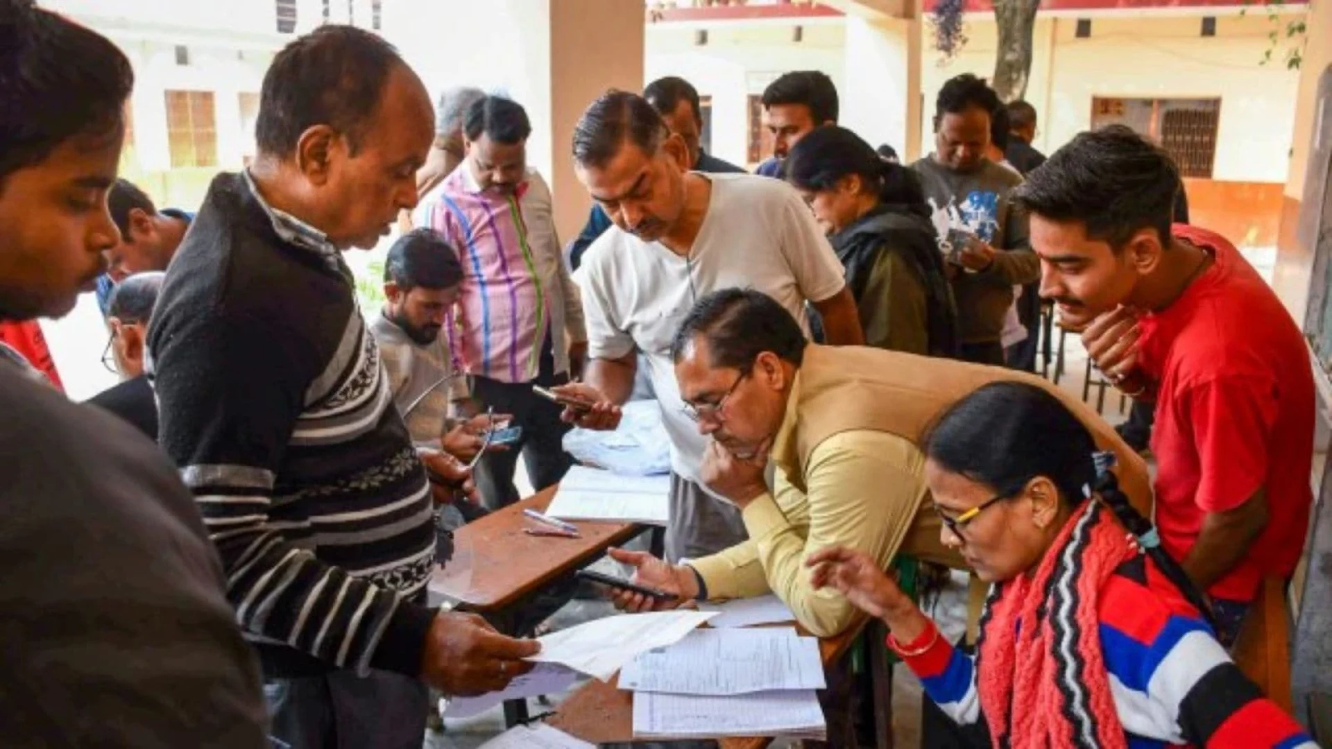 কড়া নিরাপত্তায় পশ্চিমবঙ্গের ১৫২ বিধানসভা আসনে ভোটগ্রহণ চলছে