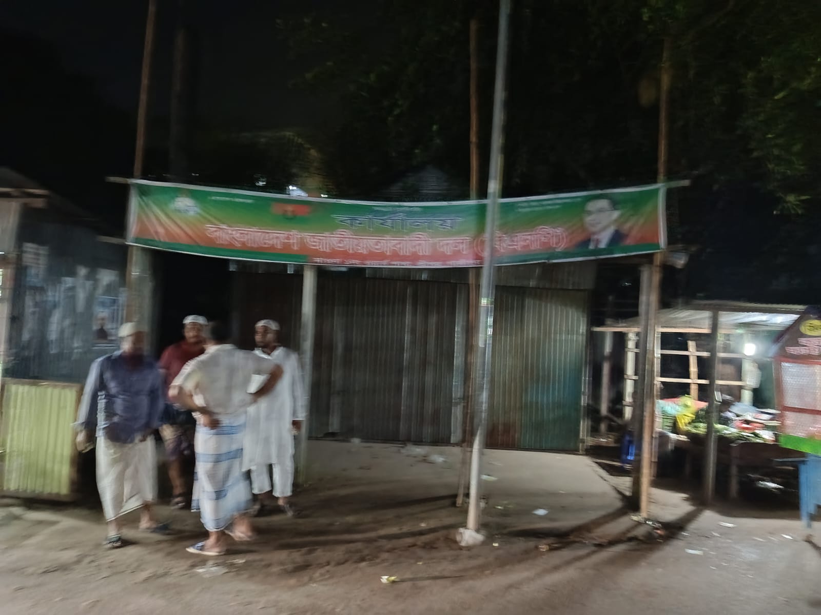 মাওনায় বিএনপি অফিস থেকে চেয়ার-টেবিল সরানোর অভিযোগ, আওয়ামী লীগ নেতার পরিবারের ভিন্ন দাবি