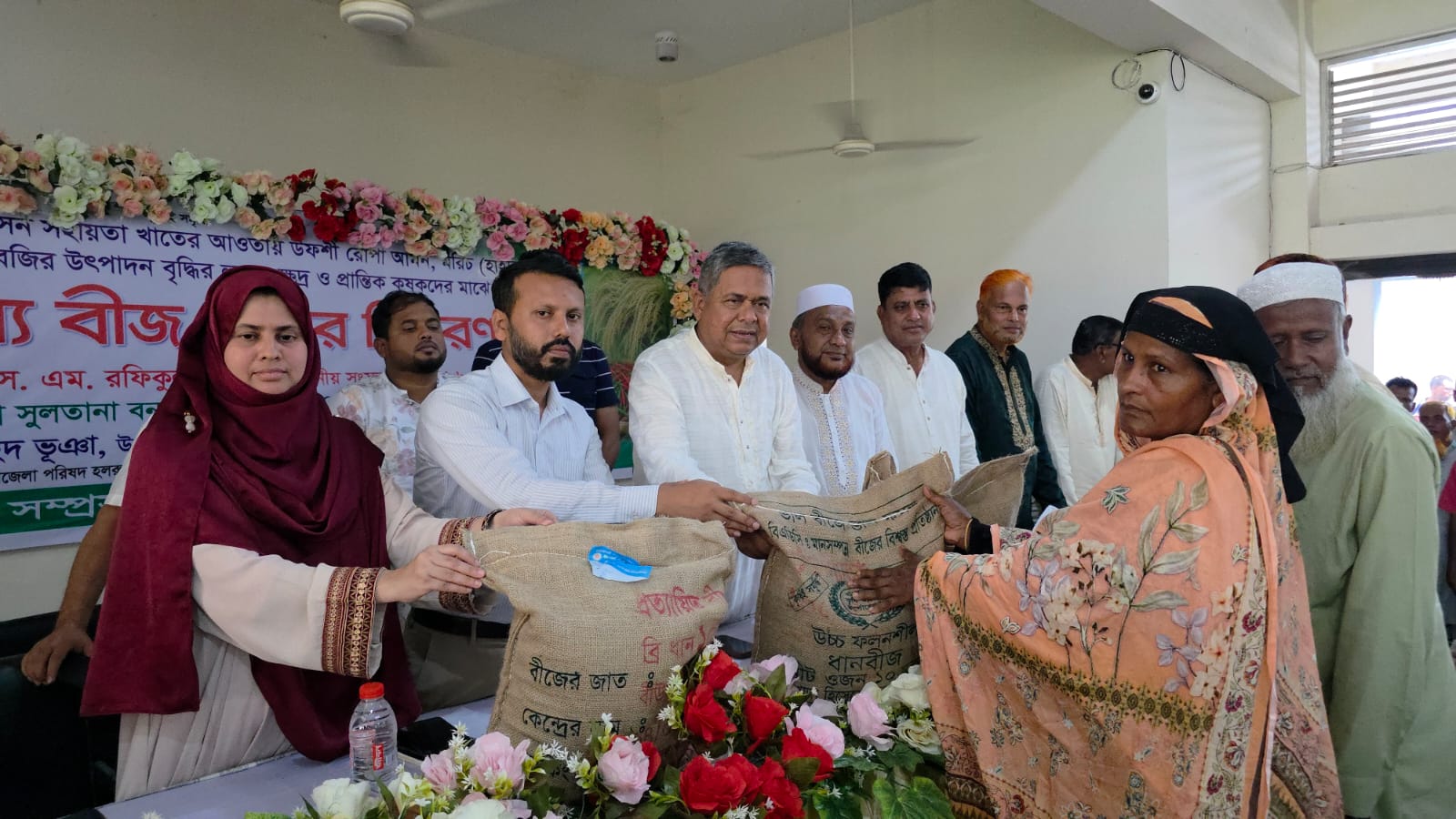 শ্রীপুরে ৩ হাজার ক্ষুদ্র ও প্রান্তিক কৃষকের মাঝে বিনামূল্যে সার ও বীজ বিতরণ