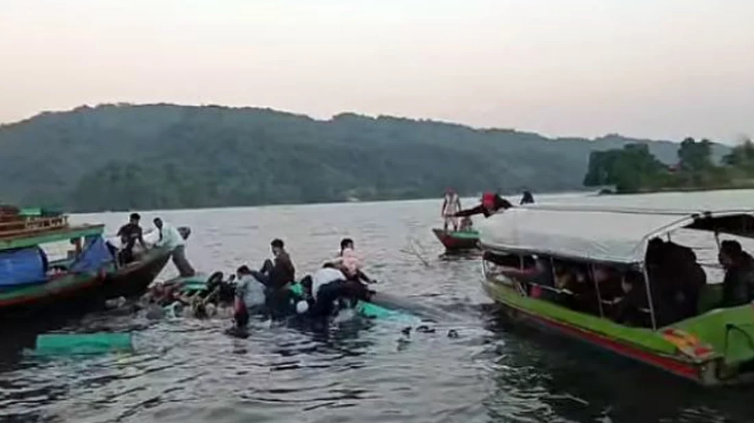 কাপ্তাই হ্রদে পর্যটকবাহী নৌকা ডুবি