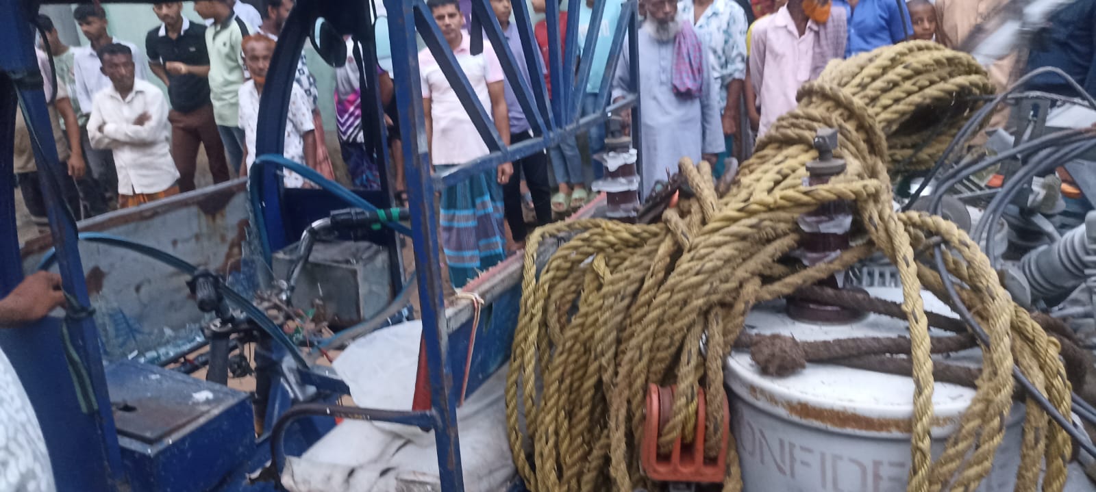 শ্রীপুরে বকেয়া বিদ্যুৎ বিলের মালামাল অপসারণে গিয়ে হামলা, আহত কয়েকজন সরকারি গাড়ি ও সরঞ্জাম ভাঙচুরের অভিযোগ, পুলিশ গিয়ে পরিস্থিতি নিয়ন্ত্রণে আনে
