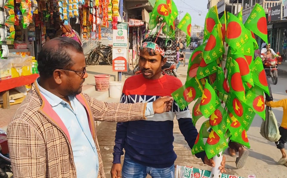 ২১ ফেব্রুয়ারি ঘিরে পাঁচবিবিতে পতাকা বিক্রির ধুম নতুন সরকারে বেড়েছে চাহিদা
