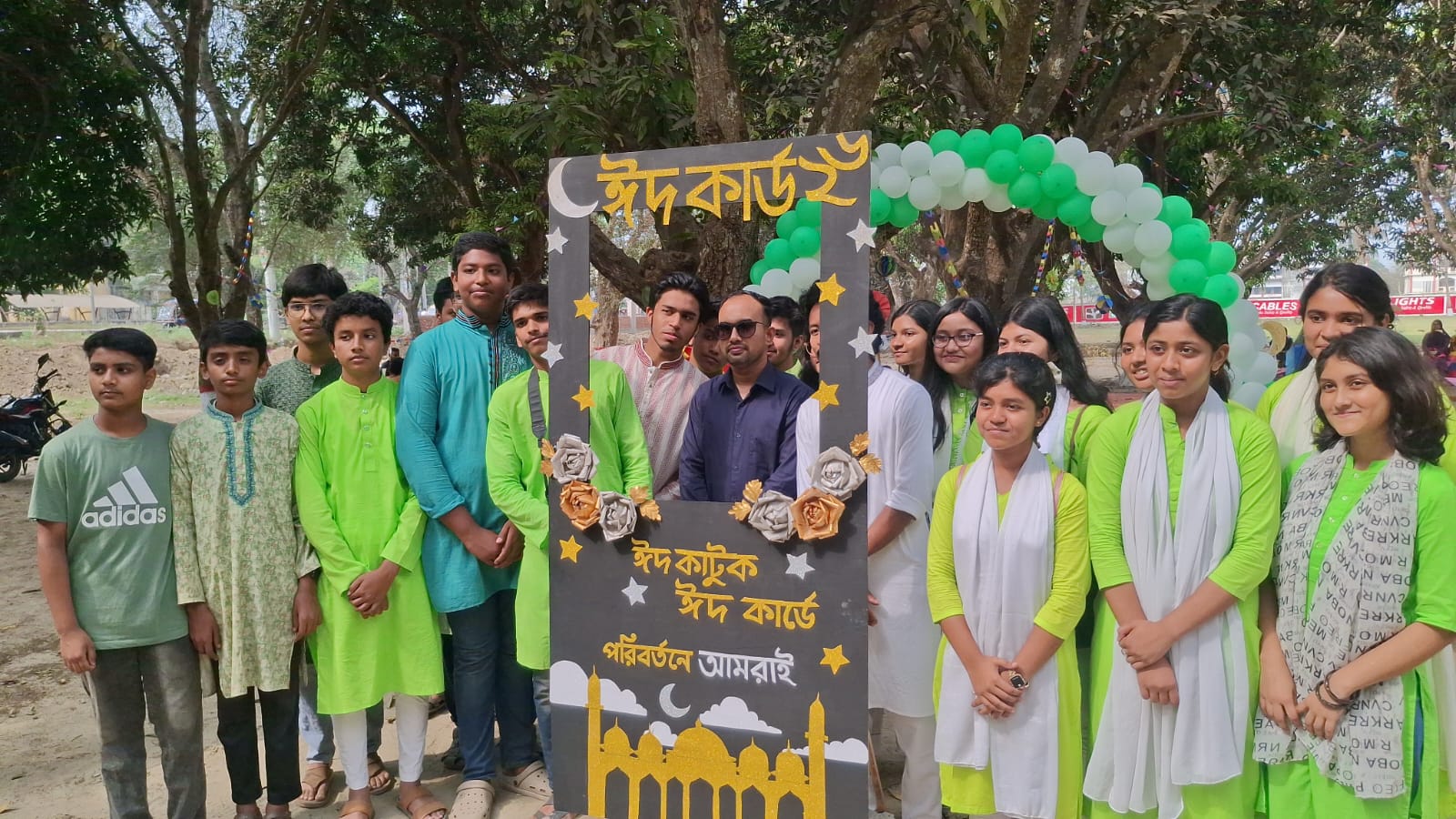 ডিজিটালের ভিড়ে আবেগ ফিরিয়ে আনছে হাতে আঁকা ঈদ কার্ড—উৎসবে সবার উচ্ছ্বাস