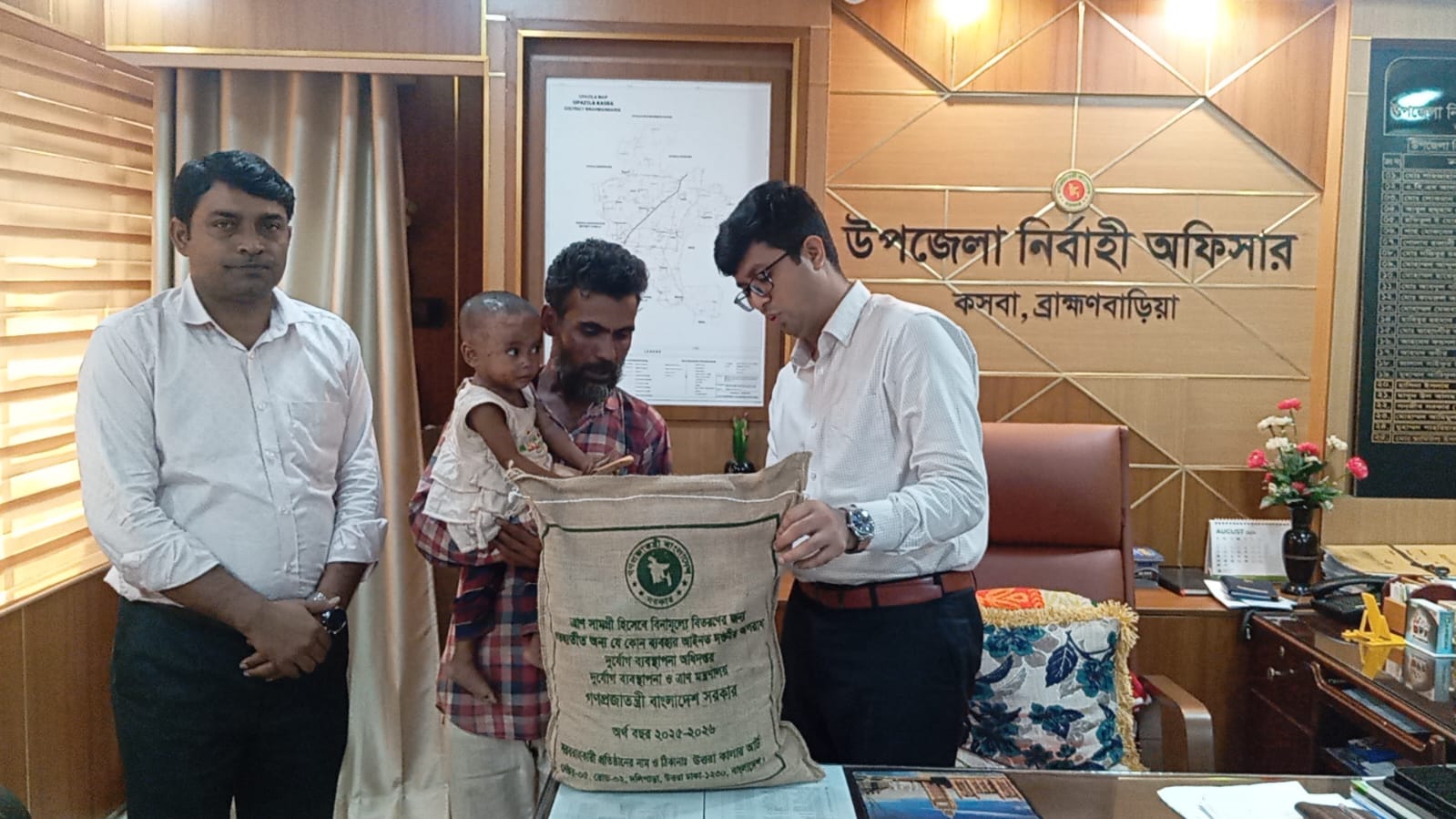 অসহায় সুমনের পরিবারের পাশে উপজেলা প্রশাসন