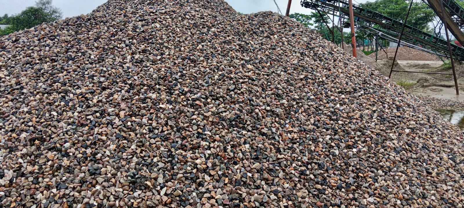 কোম্পানীগঞ্জে ৮ গাড়ি পাথর জব্দ করলো প্রশাসন
