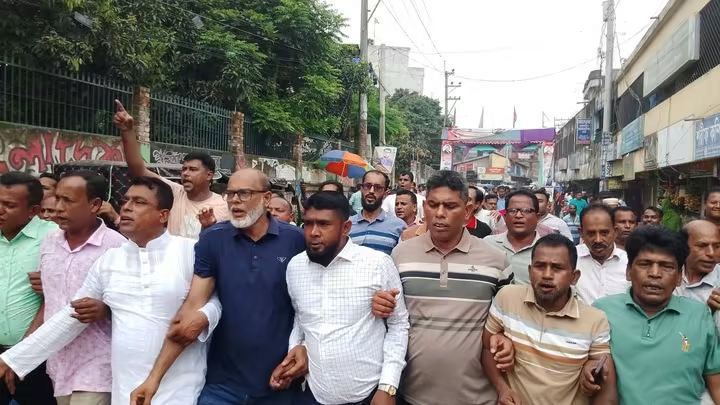 অপপ্রচার ও শিষ্টাচারবহির্ভূত রাজনীতির প্রতিবাদে পাকুন্দিয়ায় যুবদলের বিক্ষোভ মিছিল ও সমাবেশ অনুষ্ঠিত হয়।