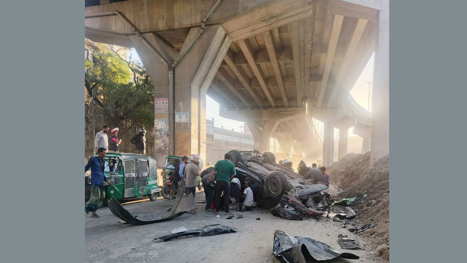 এক্সপ্রেসওয়ে থেকে ছিটকে পড়ে প্রাইভেটকার চূর্ণবিচূর্ণ, পথচারী নিহত