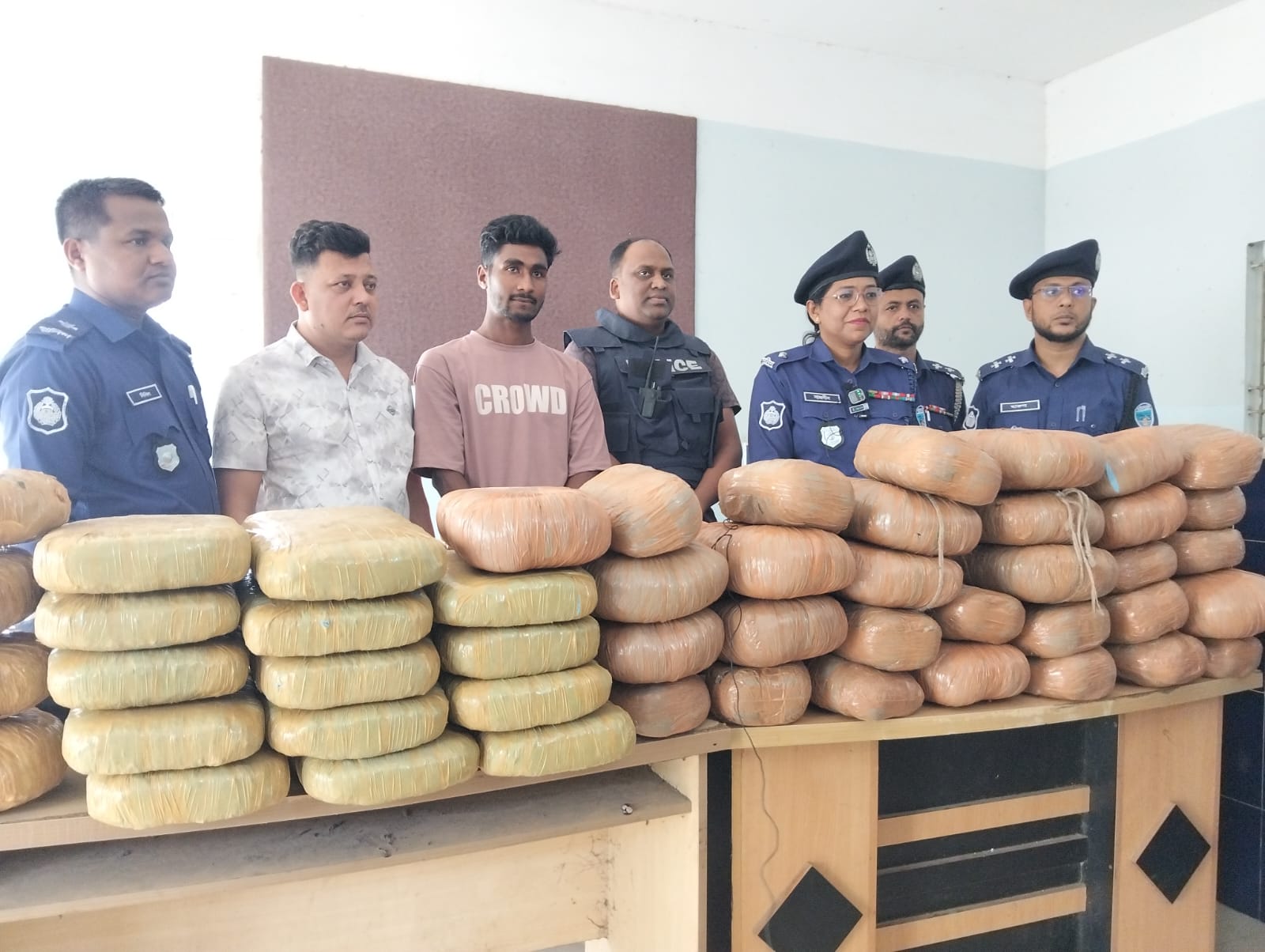 কসবায় পৃথক মাদকবিরোধী অভিযানে ১৭২ কেজি গাঁজাসহ দুই কারবারি আটক