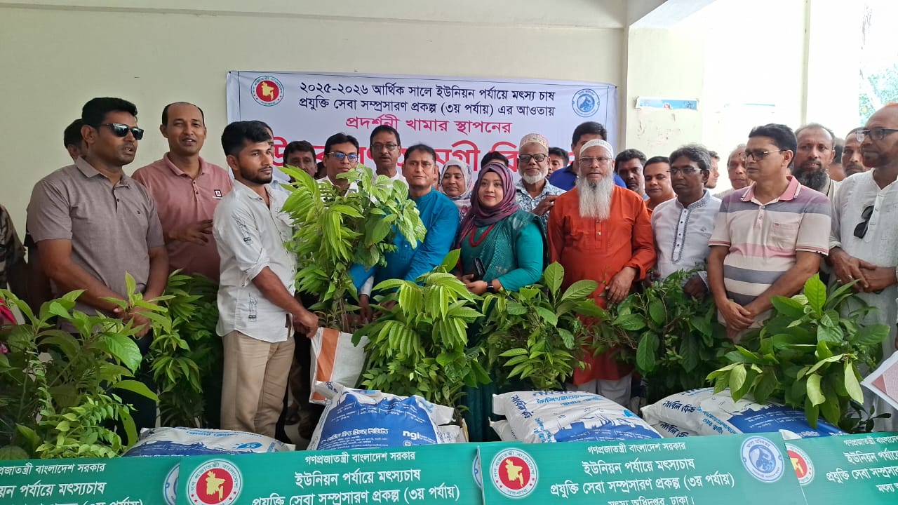 মান্দায় ক্ষুদ্র নৃ-গোষ্ঠীর শিক্ষার্থী ও অসহায় নারীদের মাঝে সেলাই মেশিন, বাইসাইকেল ও শিক্ষাবৃত্তির অর্থ বিতরণ