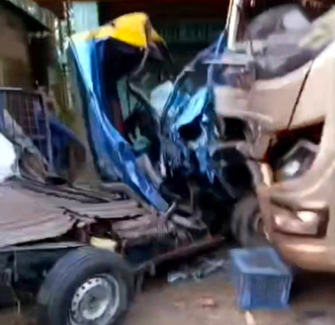শ্রীমঙ্গলে বাস-পিকআপভ্যানের মুখোমুখি সংঘর্ষে চালক লোকমান নিহত