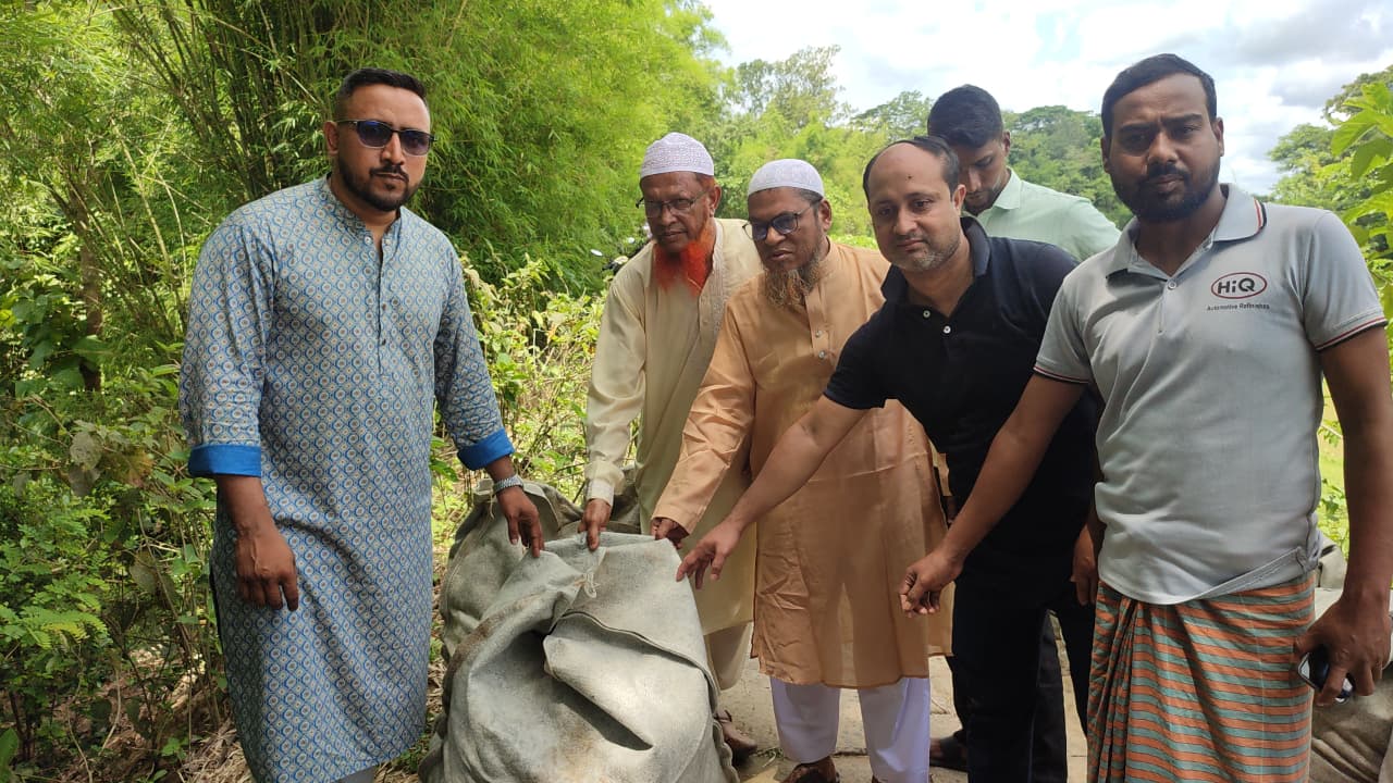 ফটিকছড়িতে ব্যবসায়ীর উদ্যোগে খাল প্রতিরক্ষা বাঁধ সংস্কার