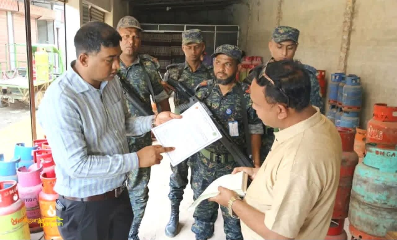 সরকার নির্ধারিত মূল্যের চেয়ে বেশি দামে এলপিজি সিলিন্ডার বিক্রির অভিযোগে