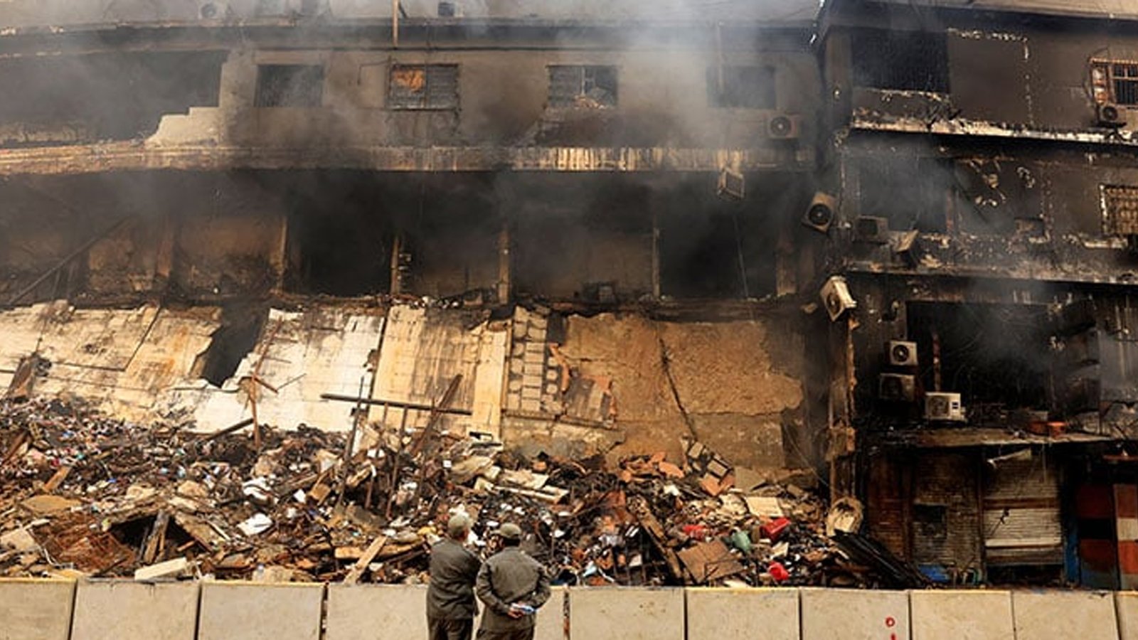 পাকিস্তানে শপিং মলে আগুনে নিহত বেড়ে ১৪, এখনও নিখোঁজ অনেকে