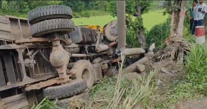 সোনারগাঁয়ে ঢাকা-চট্টগ্রাম মহাসড়কে কাভার্ডভ্যান উল্টে চালক নিহত, আহত হেলপার