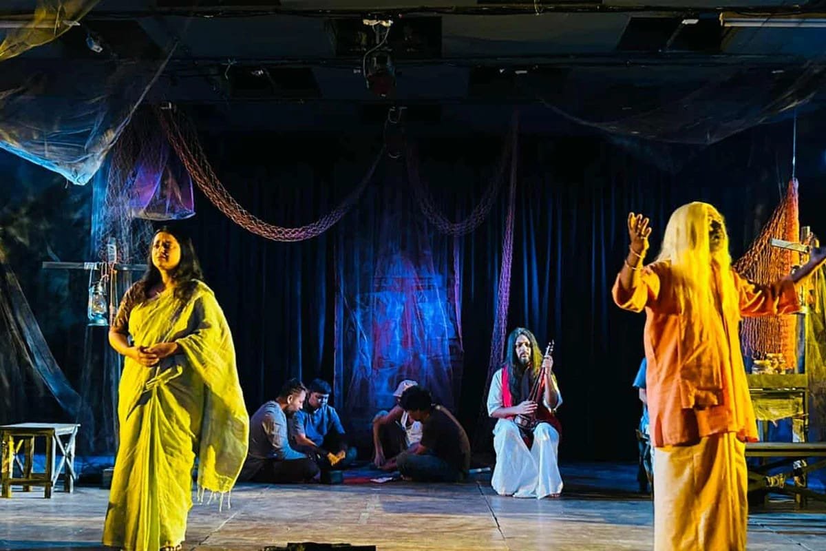 শিল্পকলার মঞ্চে কয়লা রঙের চাদর