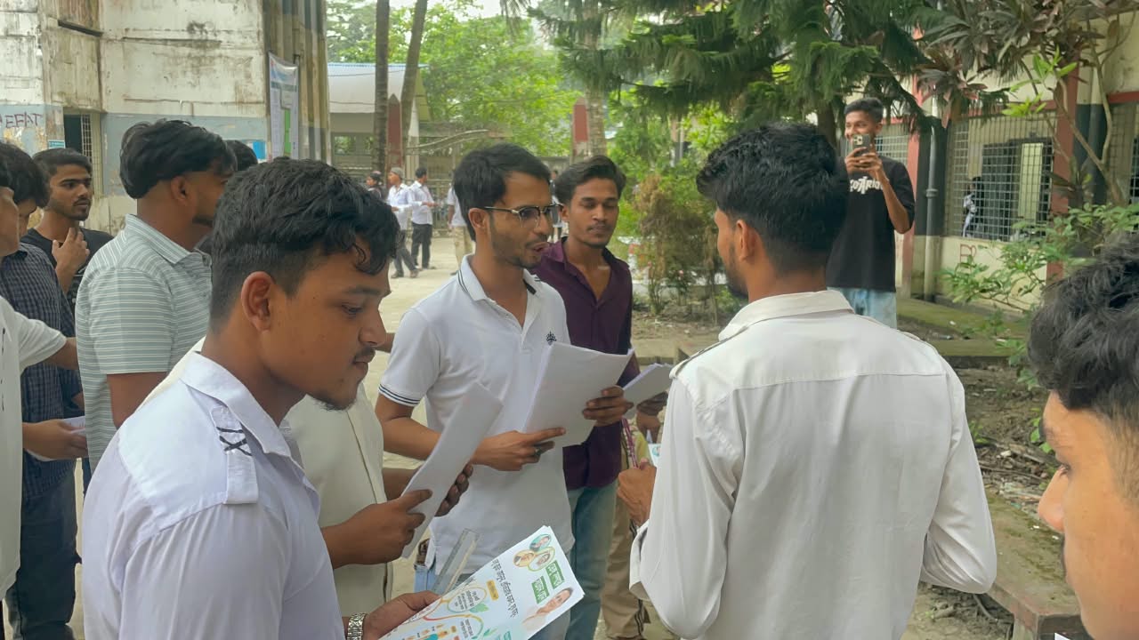 ডেঙ্গু ও মাদকের বিরুদ্ধে ছাত্রদলের সচেতনতামূলক লিফলেট বিতরণ