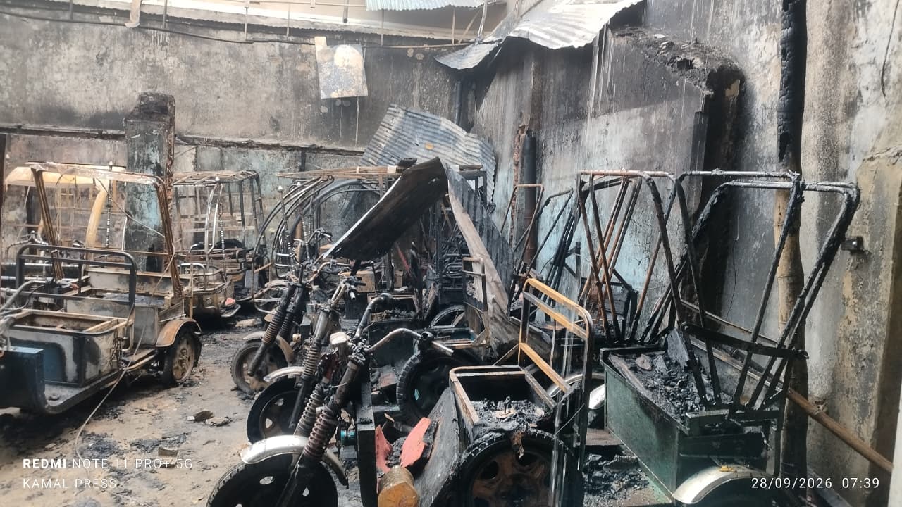 চকরিয়ায় আগুনে পুড়ল ১০ ইজিবাইক
