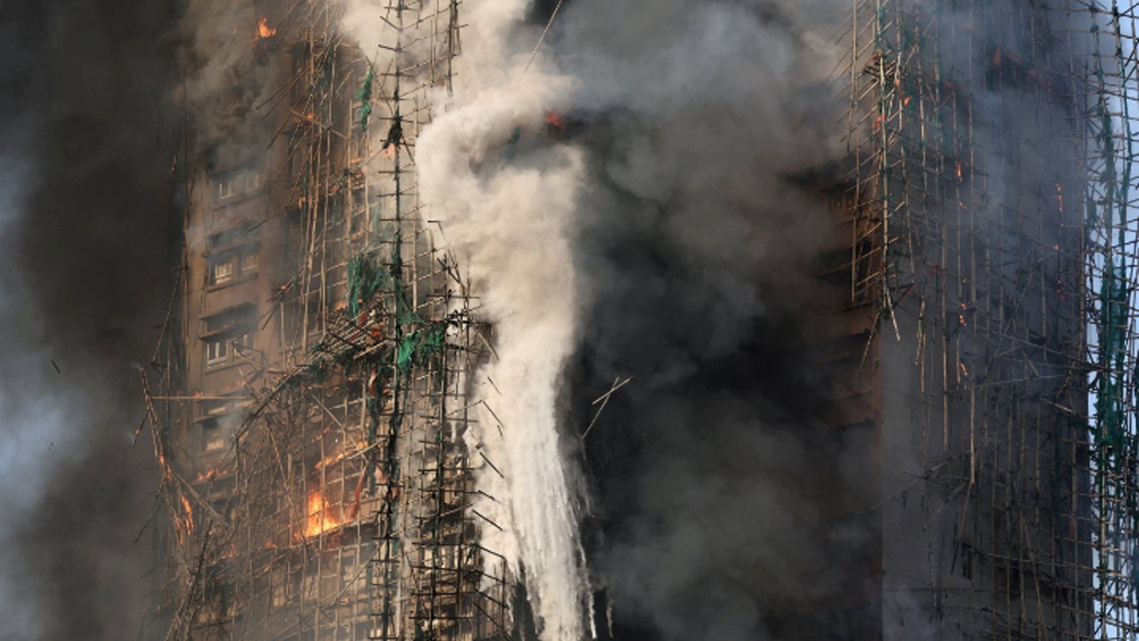 হংকংয়ে আবাসিক ভবনে ভয়াবহ আগুন, চারজন নিহত