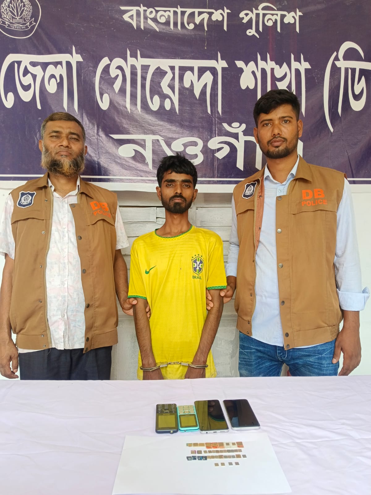পুলিশ-প্রশাসনের ঊর্ধ্বতন কর্মকর্তার পরিচয়ে প্রতারণা, ৩৮ সিম ও ৪ মোবাইলসহ গ্রেপ্তার ১