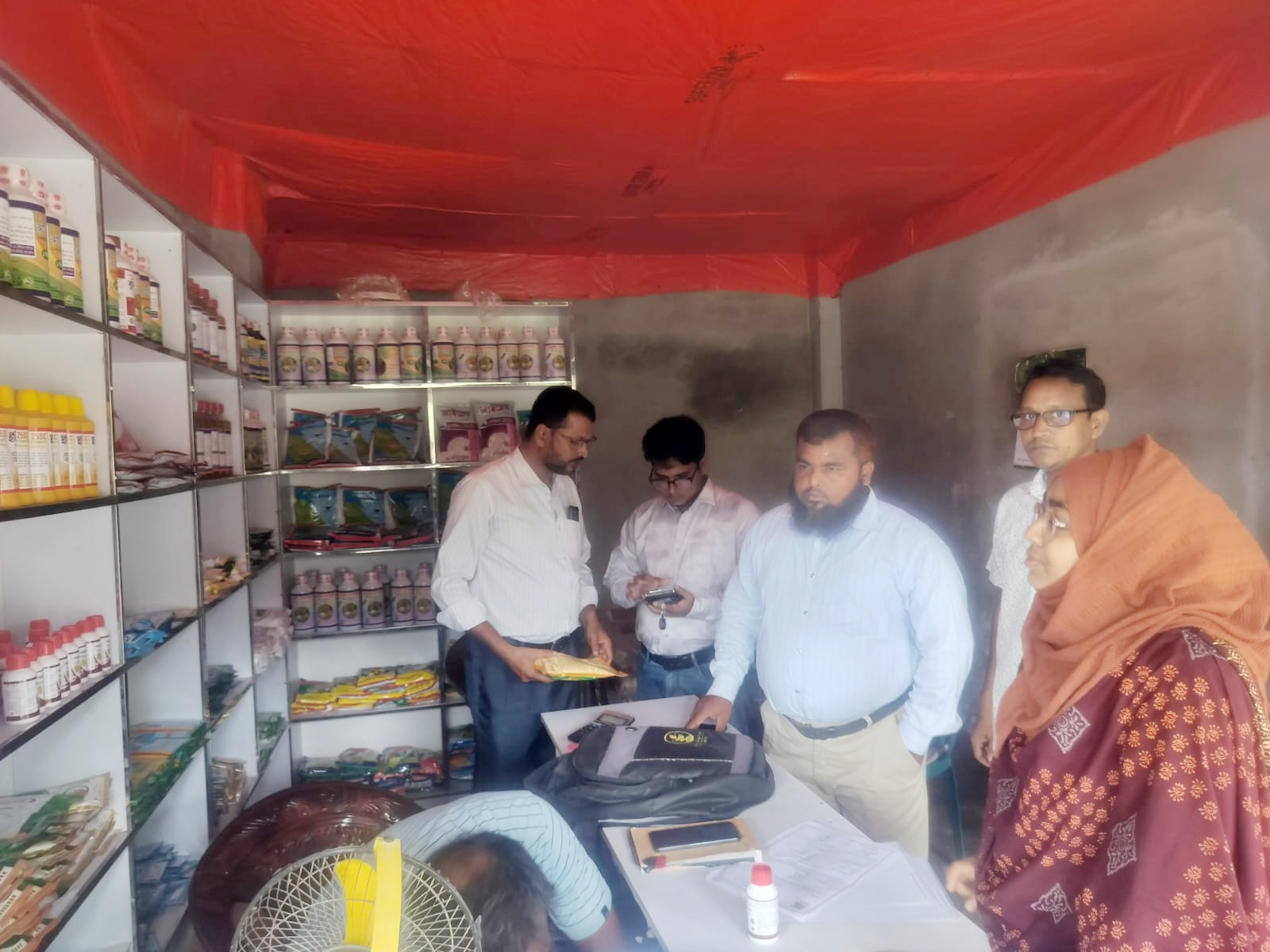 পোরশায় সারের বাজারে অভিযান, ৩৪ হাজার টাকা জরিমানা