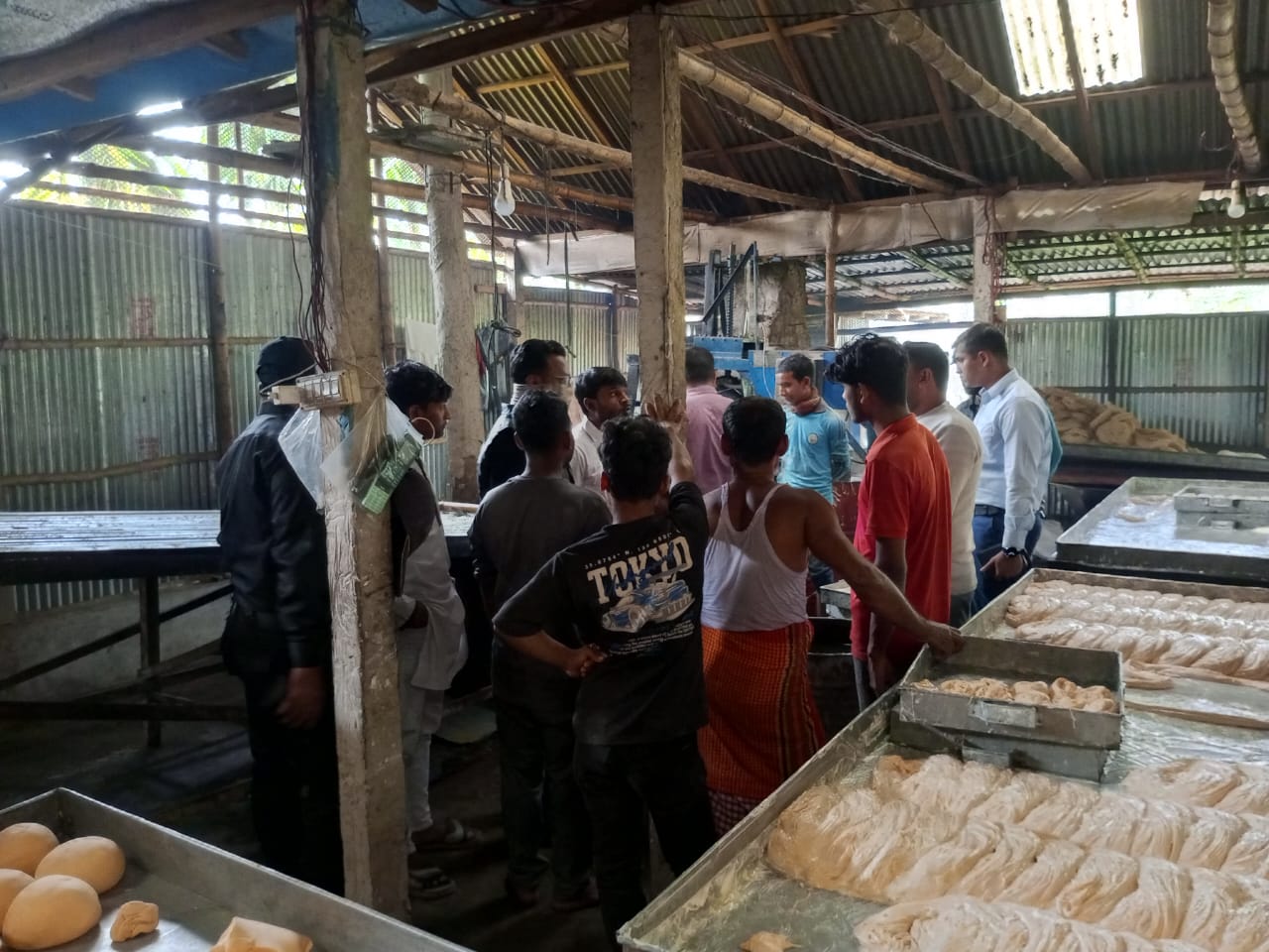 গাইবান্ধায় অবৈধ প্রক্রিয়ায় পণ্য উৎপাদন, দুই প্রতিষ্ঠানে আড়াই লাখ টাকা জরিমানা
