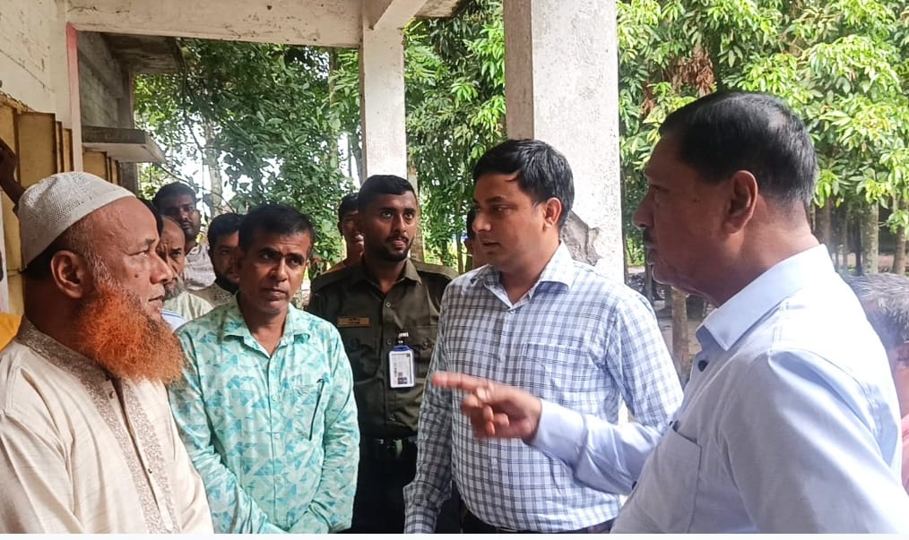 ​পাকুন্দিয়ায় প্রাথমিক বিদ্যালয় আকস্মিক পরিদর্শন করলেন এমপি জালাল উদ্দীন, শিক্ষক-শিক্ষার্থীর কম উপস্থিতিতে ক্ষোভ