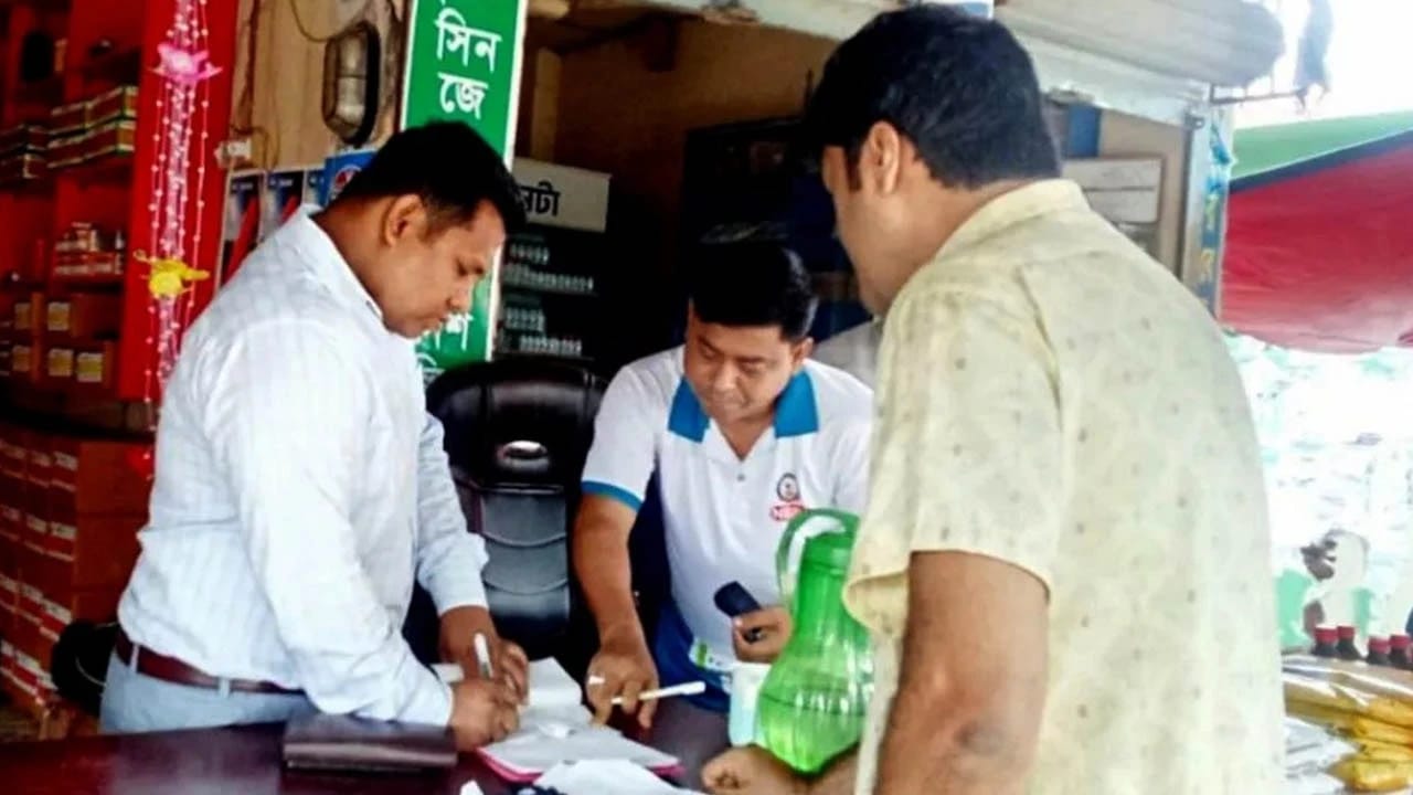 আত্রাইয়ে ভেজাল ও নিম্নমানের সার বিক্রি: ভ্রাম্যমাণ আদালতের অভিযানে ৩ প্রতিষ্ঠানকে জরিমানা