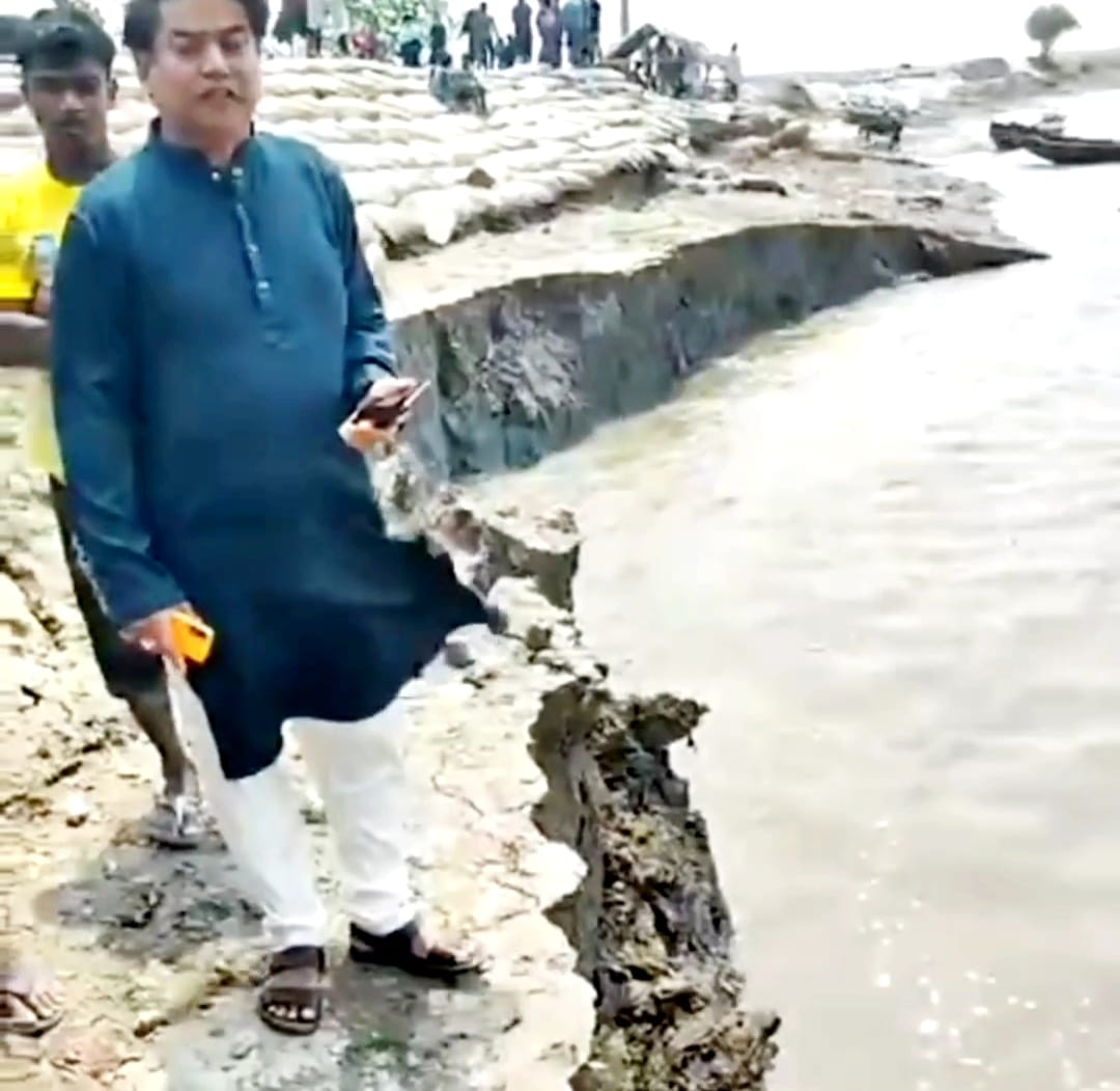 আশাশুনির কাকবাসিয়ায় পাউবো’র বেড়ীবাঁধে ভয়াবহ ভাঙন, আতঙ্কে হাজারো পরিবার