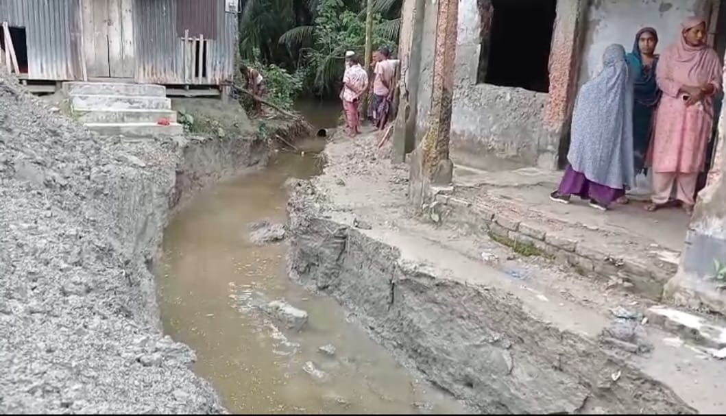 গলাচিপায় স্কুলের মাঠ কেটে ঘেরের পানি নিষ্কাশন:  শিক্ষার্থীদের যাতায়াতে দুর্ভোগ