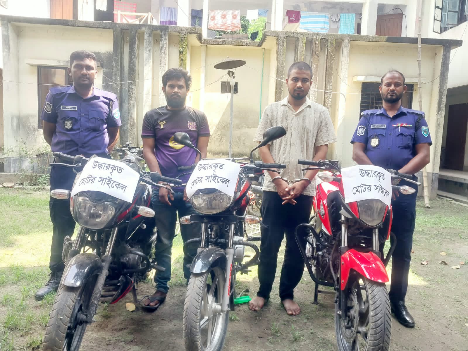 সৈয়দপুরে ৩টি চোরাই মোটরসাইকেলসহ গ্রেপ্তার দুই সৈয়দপুরে ৩টি চোরাই মোটরসাইকেলসহ গ্রেপ্তার দুই