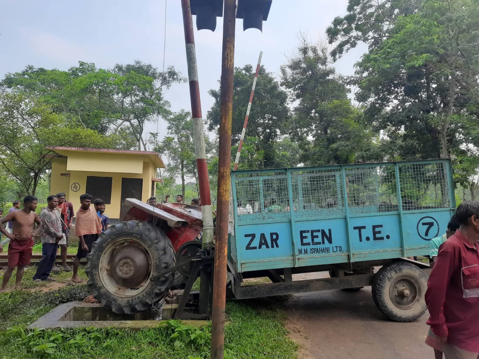 শ্রীমঙ্গলের চা বাগান রেলক্রসিংয়ে ট্রেন ও ট্রাক্টরের সংঘর্ষে চালক আহত