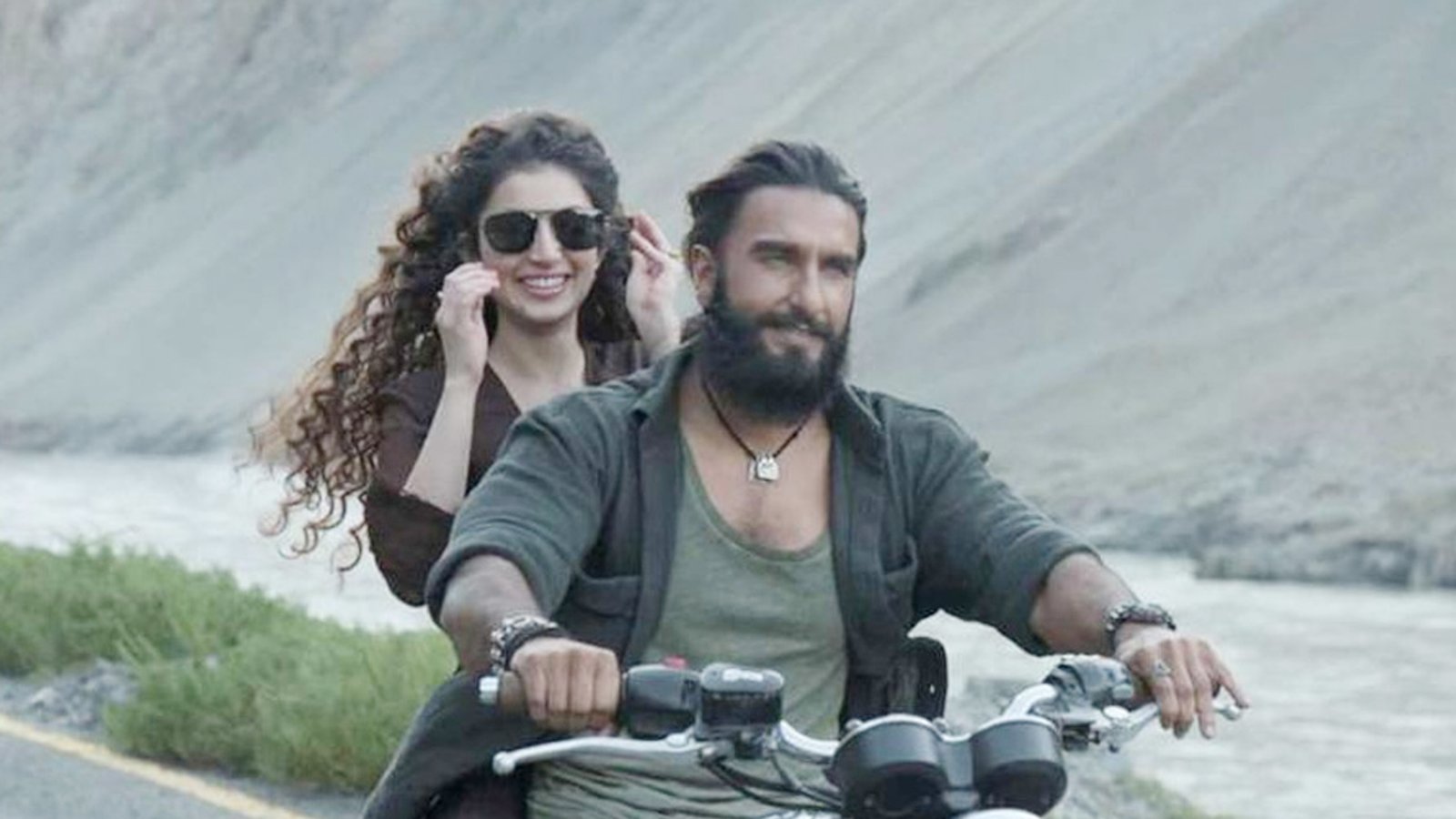 মুক্তির প্রথম দিনেই রেকর্ড গড়লেন রণবীর সিং