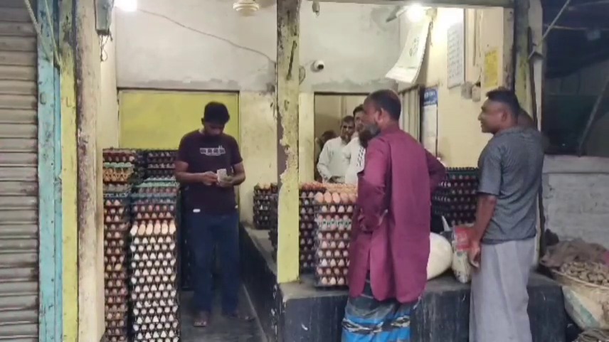 পাইকারি দামের প্রভাবে রাজবাড়ীতে খুচরা বাজারে ডিমের দাম ঊর্ধ্বমুখী