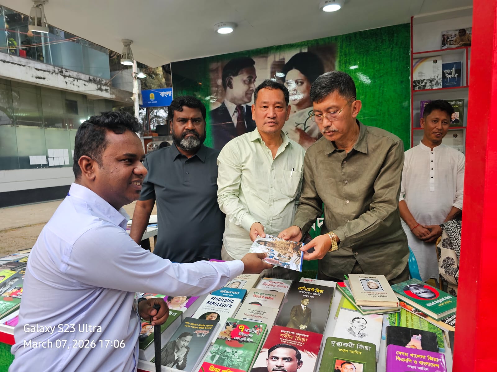 অমর একুশে বইমেলায় পার্বত্য মন্ত্রী দীপেন দেওয়ান: বিভিন্ন স্টল পরিদর্শন