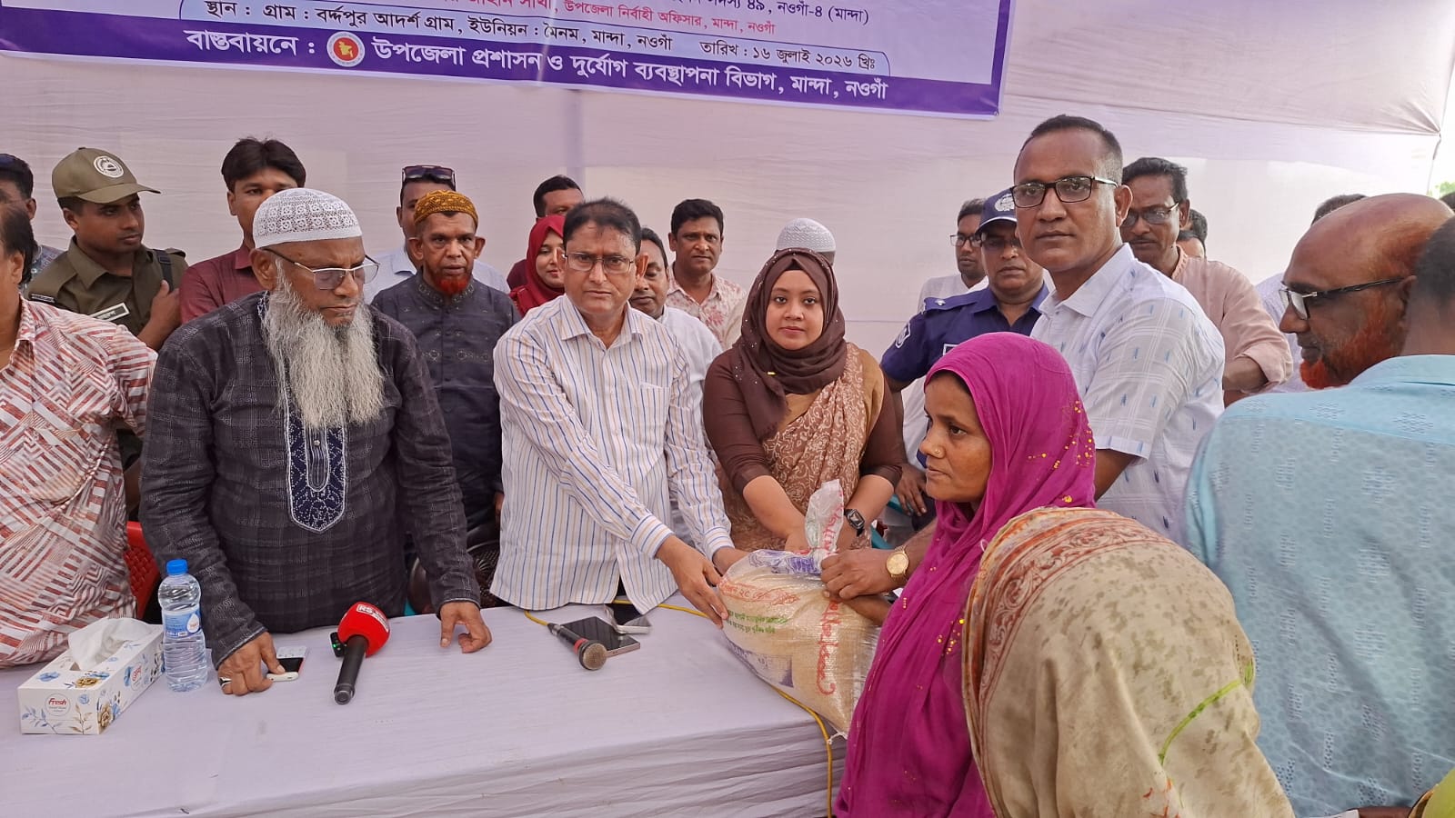 মান্দায় জলাবদ্ধতায় ক্ষতিগ্রস্ত ৪০০ পরিবারের মাঝে ত্রাণ বিতরণ